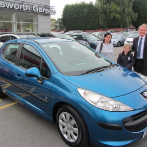Clare Spragg and her daughter Lilly collecting their Peugeot 207 from our Sales Executive Paul Tomson